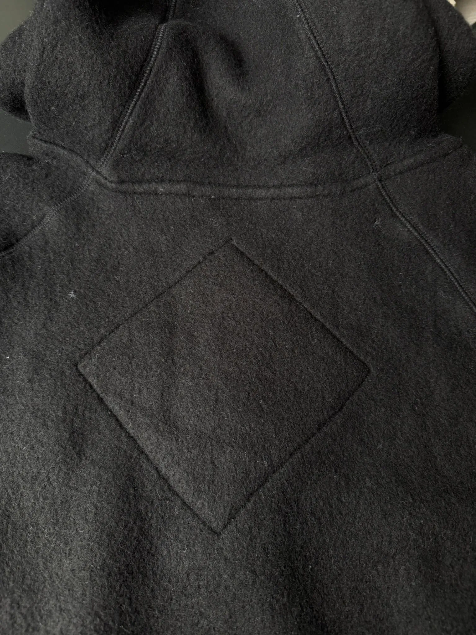 P660 Canada Goose Fleece Wool Badge Hooded Jacket Fabric selection: Wool fleece fabric blended with wool as the main body and a very small amount of spandex and polyester fiber. Wool is a core natural ingredient that provides unparalleled temperature regulation, antibacterial and anti-odor properties and a skin-friendly feel. The feeding of a small amount of spandex gives the fabric a certain degree of four-way elasticity, making it non-restrictive during daily activities. As the basis of fleece's structure, polyester fiber enhances the fabric's durability, wrinkle resistance and quick-drying properties. It contributes to the loft of the fleece and provides functions such as trapping air.  Detail 1: The sleeves and hem are closed with 2×2 ribbing. Its strong elasticity can closely fit wrists and waists of different thicknesses, forming an effective 'seal' to prevent cold wind from blowing back. It can still maintain its original shape after repeated stretching and use, and is not easy to loose and deform. And the ribbed cuffs can convey a sense of design and enhance the visual beauty.  Detail 2: The combination of hood design and elastic buckle improves warmth and windproof performance when wearing. Accessories: Customized elastic drawstring, elastic buckle, custom zipper pendant, custom armband Size: S M L Color: black gray coffee rice pink
